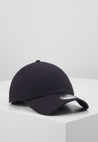 Sötétkék baseball sapka pamut keverékből készült, ívelt hajtókával, hat paneleből álló dizájnnal, és ezüst színű logó címkével az elülső részen.