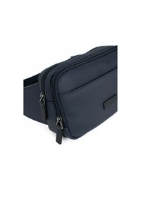 Marsupio in nylon blu navy con due scomparti con zip, superficie texturizzata e dettaglio del logo sul davanti. Design compatto e rettangolare.