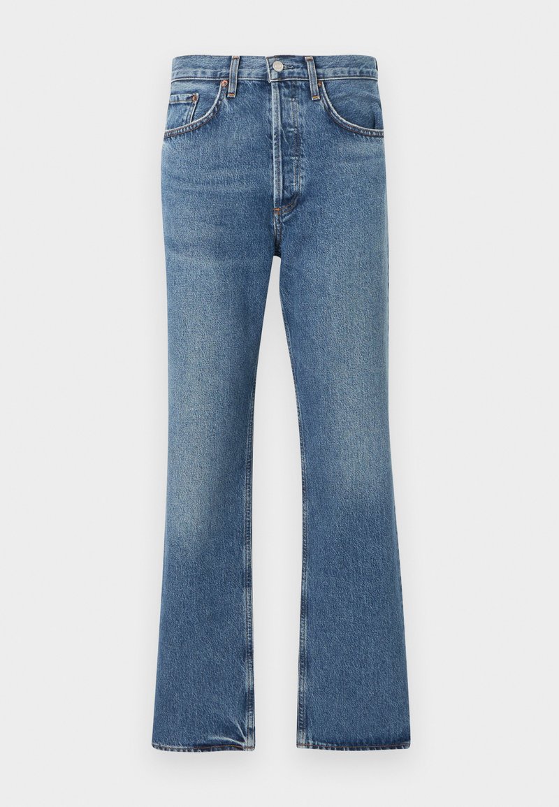 Jean en denim bleu taille haute, fermeture à boutons et fermeture éclair, poches avant et arrière, et jambes légèrement évasées.