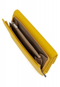 Geel leren portemonnee met een gladde textuur, voorzien van een ritsvak en meerdere kaartsleuven in een beige interieur.