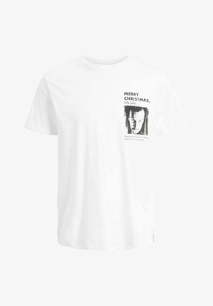 Hvid T-shirt med sort-hvidt tryk af en mands ansigt og tekst, der siger "Glædelig jul, lille fyr. Vi ved, du er derinde, og du er helt alene."