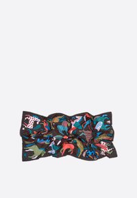 Diadema de tela colorida con un diseño de estampado de animales divertido, en tonos de azul, rojo, verde y negro, texturizada con volantes.