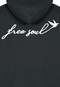Felpa nera con cappuccio caratterizzata da testo bianco che recita "anima libera" con una grafica stilizzata di un uccello integrata nella scritta.