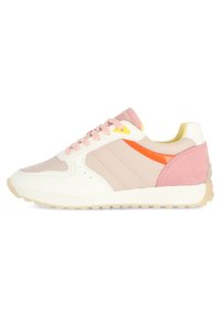 Sneakers i vitt, rosa och orange. Tillverkade av läder och mocka. Har snörningsdesign, vadderad krage och texturerad sula.