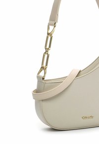 Beige Leder Schultertasche mit geschwungenem Design, glatter Textur, verstellbarem Riemen und goldfarbenen Hardware-Akzenten. Logo an der Seite angebracht.