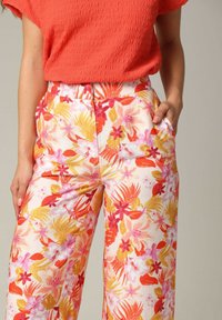 DEELUXE FLORA - Pantalon classique - Coral