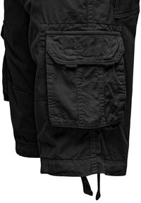 Schwarze Cargo-Shorts aus strapazierfähigem Stoff, mit mehreren Taschen, gesäumtem Saum und texturierter Oberflächenstruktur.
