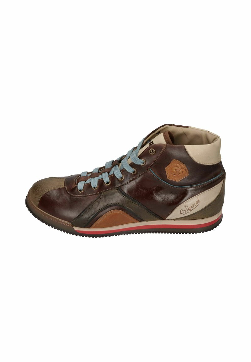 Brauner hochgeschnittener Sneaker aus Leder mit hellblauen Schnürsenkeln, beigefarbenen Akzenten, strukturierten Seitenpaneelen und einer Gummisohle mit rotem Streifen.