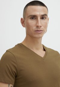 Casual Friday CFLINCOLN - Paprasti marškinėliai - coffee liqueúr