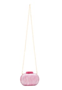 Borsa a mano in acrilico marmorizzato rosa, di forma rotonda, con tracolla in catena dorata e chiusura superiore arrotondata. Texture liscia con motivi swirl.