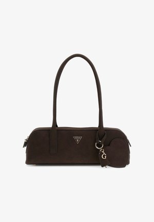 Borsa rettangolare marrone scuro con doppio manico, logo Guess al centro e pochette a forma di cuore con ciondolo dorato a forma di "G" sulla parte anteriore destra.