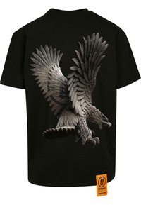 Sort bomulds t-shirt med en detaljeret, lysegrå ørne-grafik på bagsiden. Inkluderer et trykt orange mærke i siden.