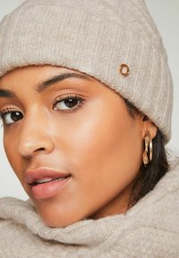 Lipsy REGULAR FIT - Kootud müts - camel