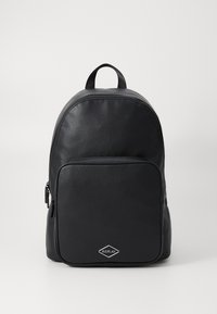 Zaino in pelle nera con parte superiore arrotondata, tasca frontale con zip e logo a forma di diamante. Superficie texturizzata, spallacci regolabili e manico ad anello.