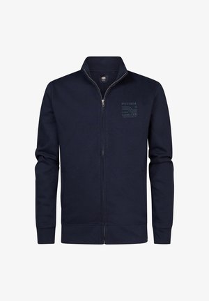 Sudadera de cremallera en color navy, hecha de un tejido suave, que presenta un cuello alto, mangas largas, bolsillos laterales y un estampado de logo en el pecho.
