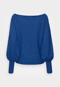 Pull bleu décolleté épaules avec manches longues bouffantes. Texture en maille douce, poignets côtelés et coupe décontractée. Pas de motifs ni d’accessoires visibles.