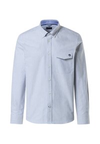 Camisa de botones a rayas en azul claro y blanco. Cuenta con un bolsillo en el pecho, cuello abotonado y mangas largas con puños abotonados.