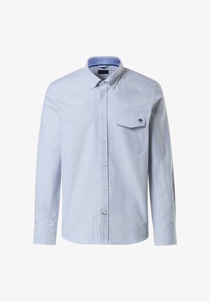 Chemise à rayures bleu clair et blanche. Présente une poche sur la poitrine, un col boutonné et des manches longues avec des poignets boutonnés.