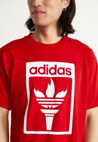 adidas Originals TREFOIL TORCH - Print T-shirt - better scarlet