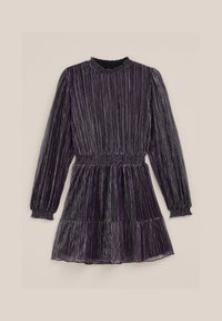 Lila plisserad klänning med långa ärmar, smockad midja och fransad nederkant. Texturerad tyg med subtil lyster. Hög halsdesign.