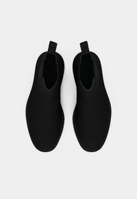 Černé kotníkové boty s hladkým matným povrchem, elastickými bočními panely a kontrastní černou podrážkou. Na zadní straně dvě poutka pro snadné nazouvání.