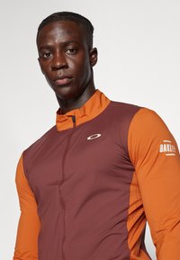 Oakley OFF GRID JACKET - Lauko striukė - grenache