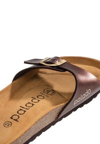 Brown synthetische slidesandalen met een metallic band, voorzien van een gouden gesp en een gestructureerde kurken voetbed. Logo gedrukt op de binnenzool.