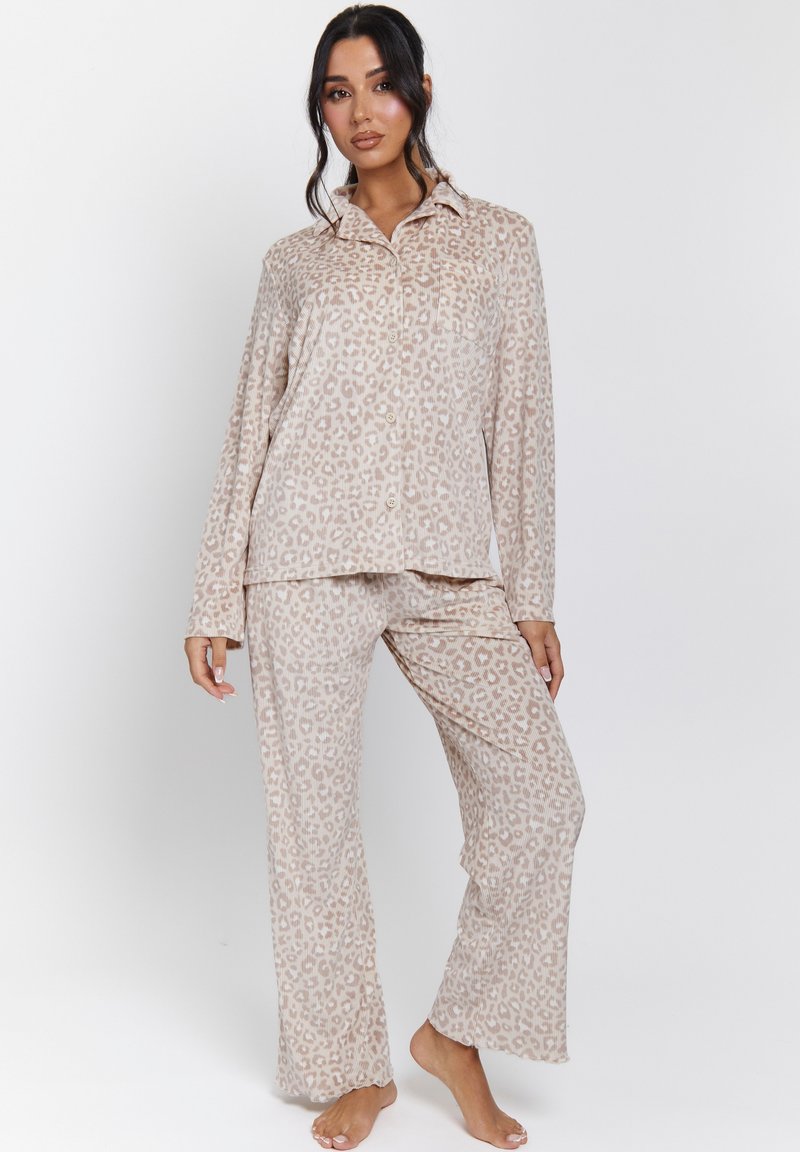Conjunto de pijama de estampado de leopardo en beige, que incluye una parte superior de botones de manga larga y pantalones holgados con textura acanalada. Tela suave y cómoda.