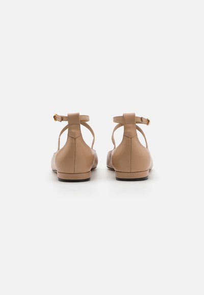 Stuart Weitzman EDEN STRAP FLAT - Sling-Ballerina - adobe/black
