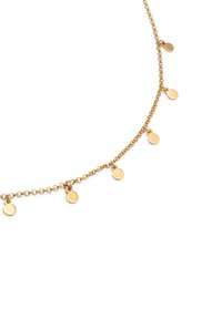 Collier en chaîne dorée avec de petits charms circulaires espacés uniformément le long de sa longueur. La chaîne est délicate avec une finition brillante.