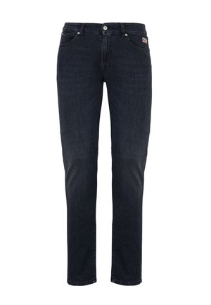 Jeans in denim scuro con una vestibilità a gamba dritta, una leggera texture, cinque tasche e una patch con marchio sulla cintura posteriore.