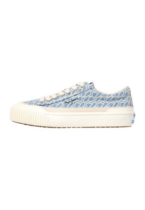 Niski sneaker z kremową gumową podeszwą, jasno niebieską tkaniną w wzory na cholewce, białymi sznurówkami i małym czarnym logo „Pepe Jeans” po boku.