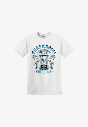 Camiseta blanca de algodón con un diseño gráfico que presenta un reloj de arena, rosas y el texto "GUNS N' ROSES PATIENCE" en azul y negro.
