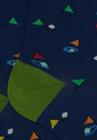 Calze navy con vari motivi geometrici in verde, arancione e bianco, con tallone e punta verdi a contrasto. Materiale in maglia morbido.