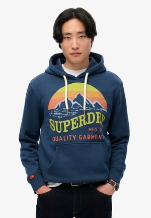 Hoodie bleu marine avec un graphique circulaire représentant des montagnes et des couleurs de coucher de soleil, logo 'SUPERDRY', cordons de serrage et poche avant.