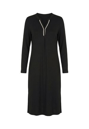 Robe noire à manches longues, longueur au genou, avec une bordure contrastante blanche le long du décolleté en V et de la patte de boutonnage.