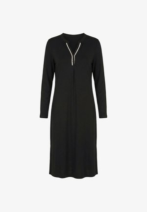 Robe noire à manches longues, longueur au genou, avec une bordure contrastante blanche le long du décolleté en V et de la patte de boutonnage.