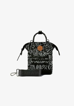 Zwarte stoffen tas met witte abstracte lijnpatronen, voorzien van een circulair logo, korte handvatten en een afneembare zwarte schouderband met logo.