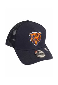 Marinefarbene verstellbare Kappe mit Netzrücken, auf der Vorderseite mit einem orangefarbenen Bären-Logo bestickt. Mit New Era-Label auf dem Schirm.