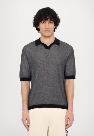 Sweter polo w kolorze granatowym i szarym, z dekoltem w kształcie litery V i krótkimi rękawami. Posiada ciemny kołnierzyk i mankiety, z teksturowanym wzorem w całej konstrukcji.