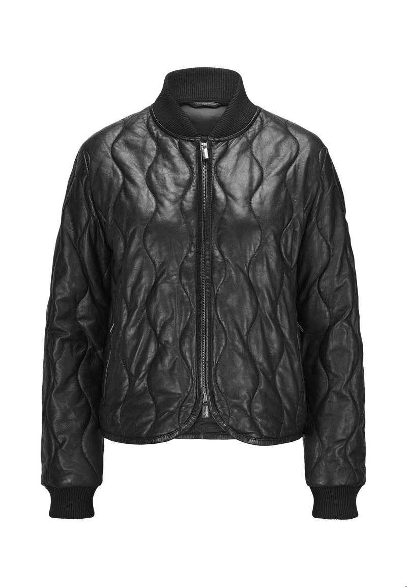 Schwarze gesteppte Lederjacke mit Wellensteppung, Reißverschluss vorne, geripptem Kragen und Bündchen sowie abgerundetem Saum auf weißem Hintergrund.