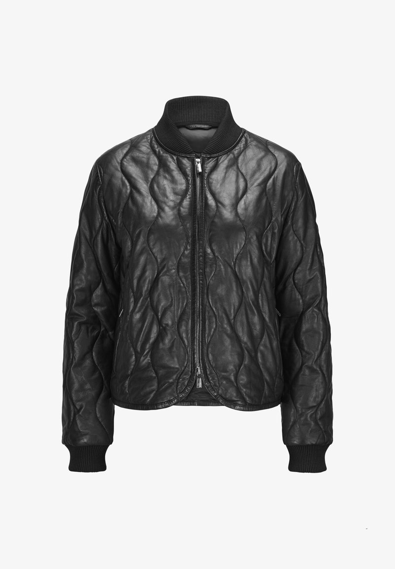 Schwarze gesteppte Lederjacke mit Wellensteppung, Reißverschluss vorne, geripptem Kragen und Bündchen sowie abgerundetem Saum auf weißem Hintergrund.