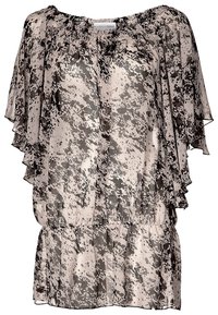 Przezroczysta, lekka bluzka w beżowo-czarnym kolorze z abstrakcyjnym wzorem, z falbanami na krótkich rękawach oraz elastycznym pasem.