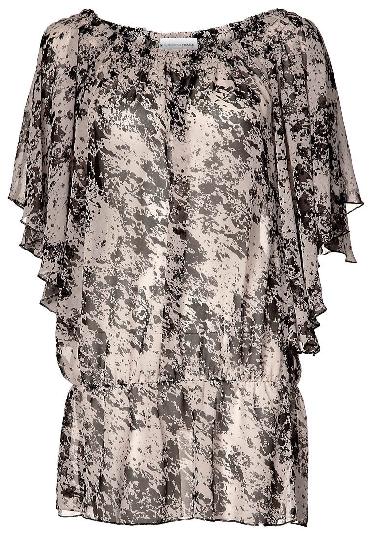 Przezroczysta, lekka bluzka w beżowo-czarnym kolorze z abstrakcyjnym wzorem, z falbanami na krótkich rękawach oraz elastycznym pasem.