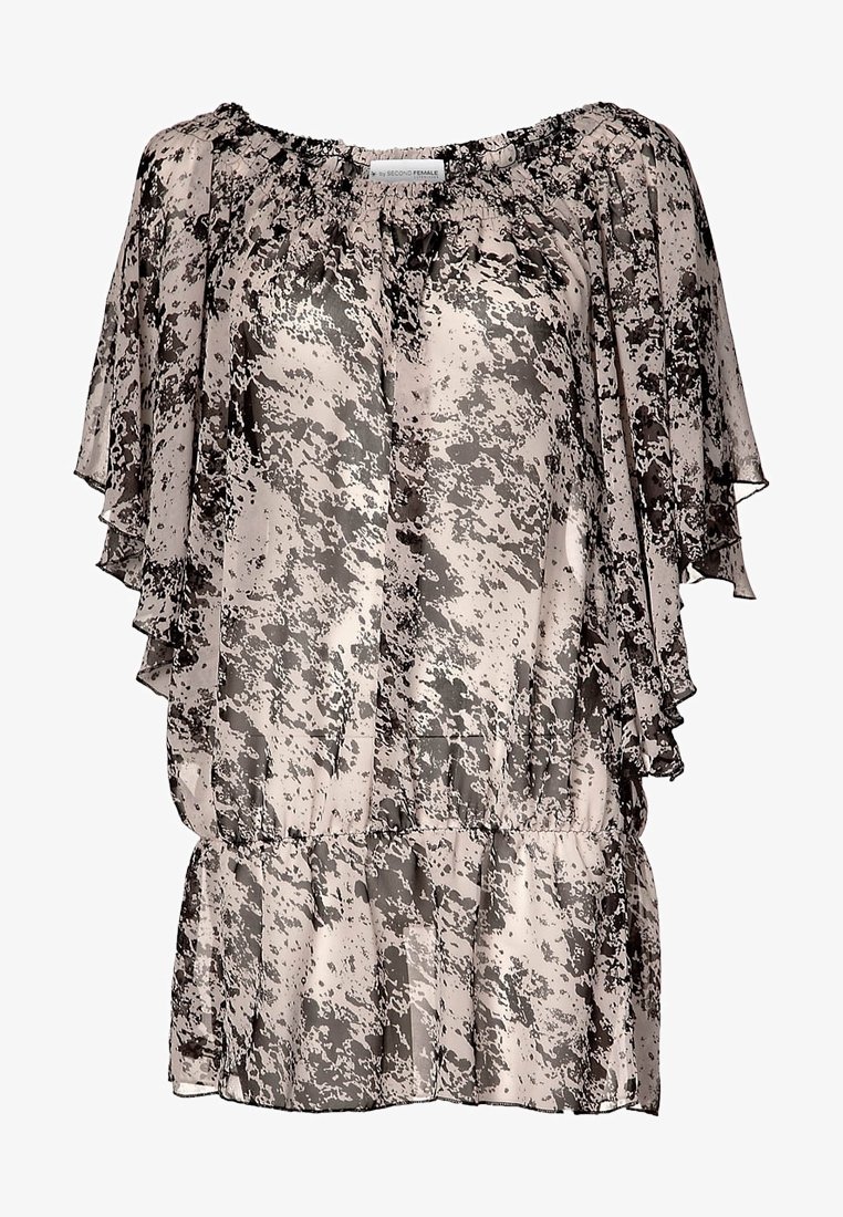 Przezroczysta, lekka bluzka w beżowo-czarnym kolorze z abstrakcyjnym wzorem, z falbanami na krótkich rękawach oraz elastycznym pasem.