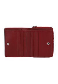 Czerwony skórzany portfel w środku z wieloma miejscami na karty, kieszonką na monety i zapięciem na zatrzask. Gładka tekstura i staranne przeszycia.