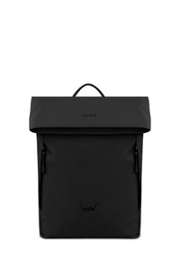 Černý batoh s rolovací konstrukcí, vyrobený z odolného materiálu. Má minimální branding, boční zipy a texturovaný povrch.