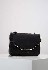 Borsa a tracolla nera in pelle sintetica con tracolla a catena, caratterizzata da un pattina a busta, dettagli a perle lungo i bordi e logo decorativo.