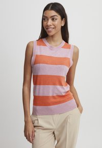 Top de punto sin mangas con rayas horizontales en naranja y púrpura claro. Cuello y dobladillo acanalados. El material tiene una textura suave y lisa.