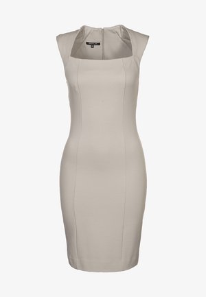 Beżowa dopasowana sukienka z kwadratowym dekoltem, bez rękawów, o teksturowanej tkaninie oraz zapięciem na zamek z tyłu. Zawiera subtelne detale szwów.